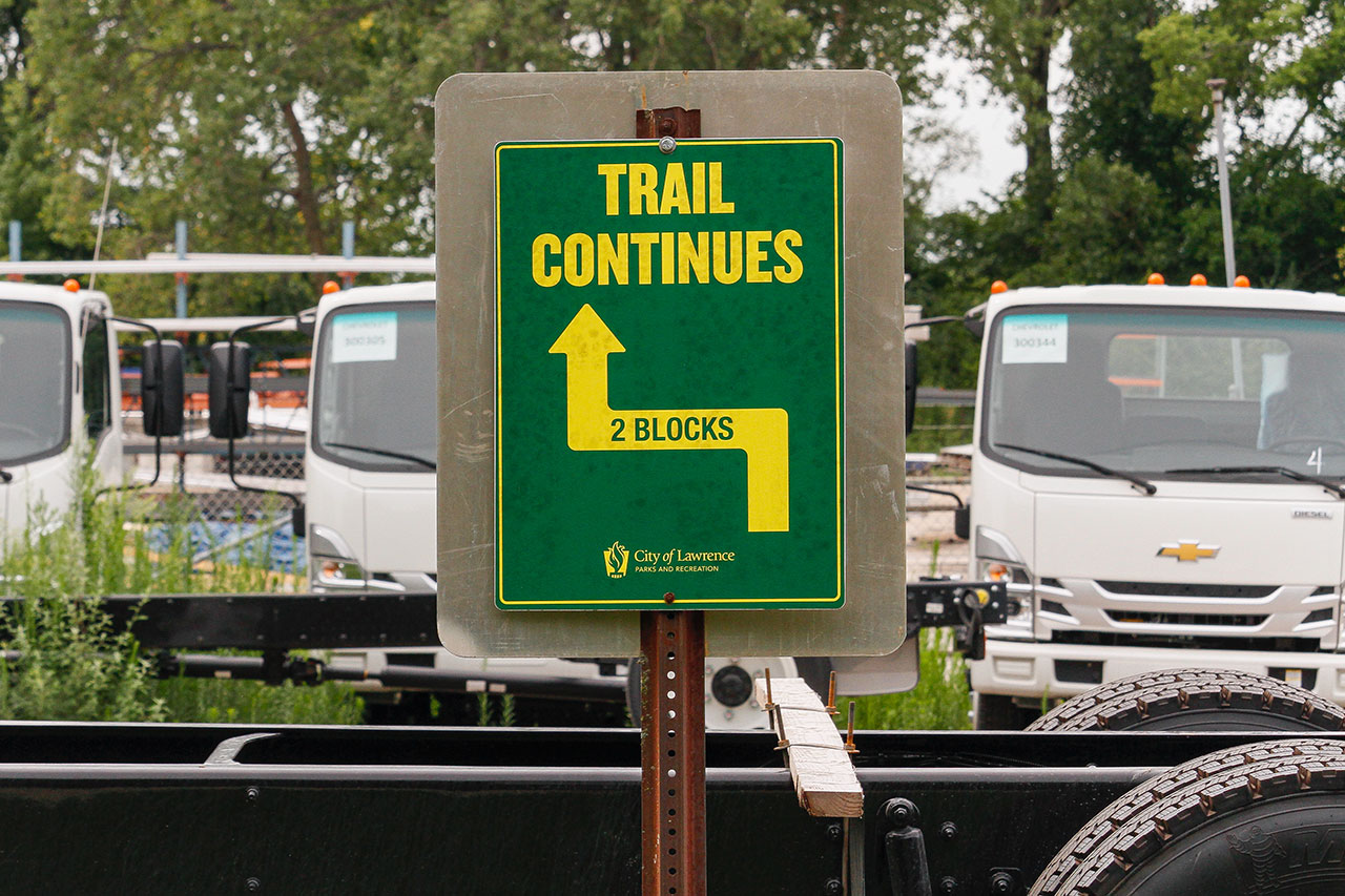 A trail continues directional sign