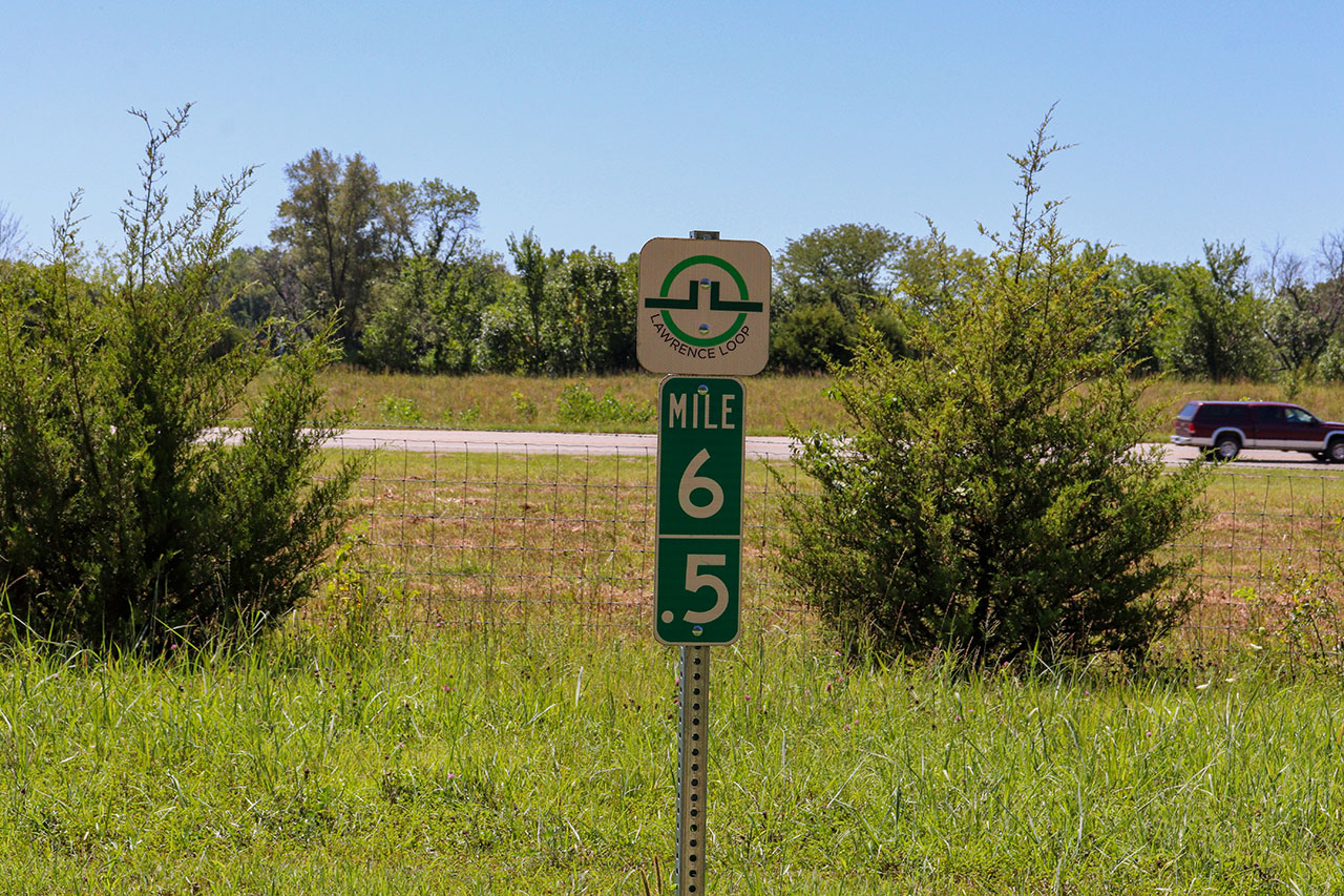 Mile marker 6.5 can be seen along this segment of the Loop