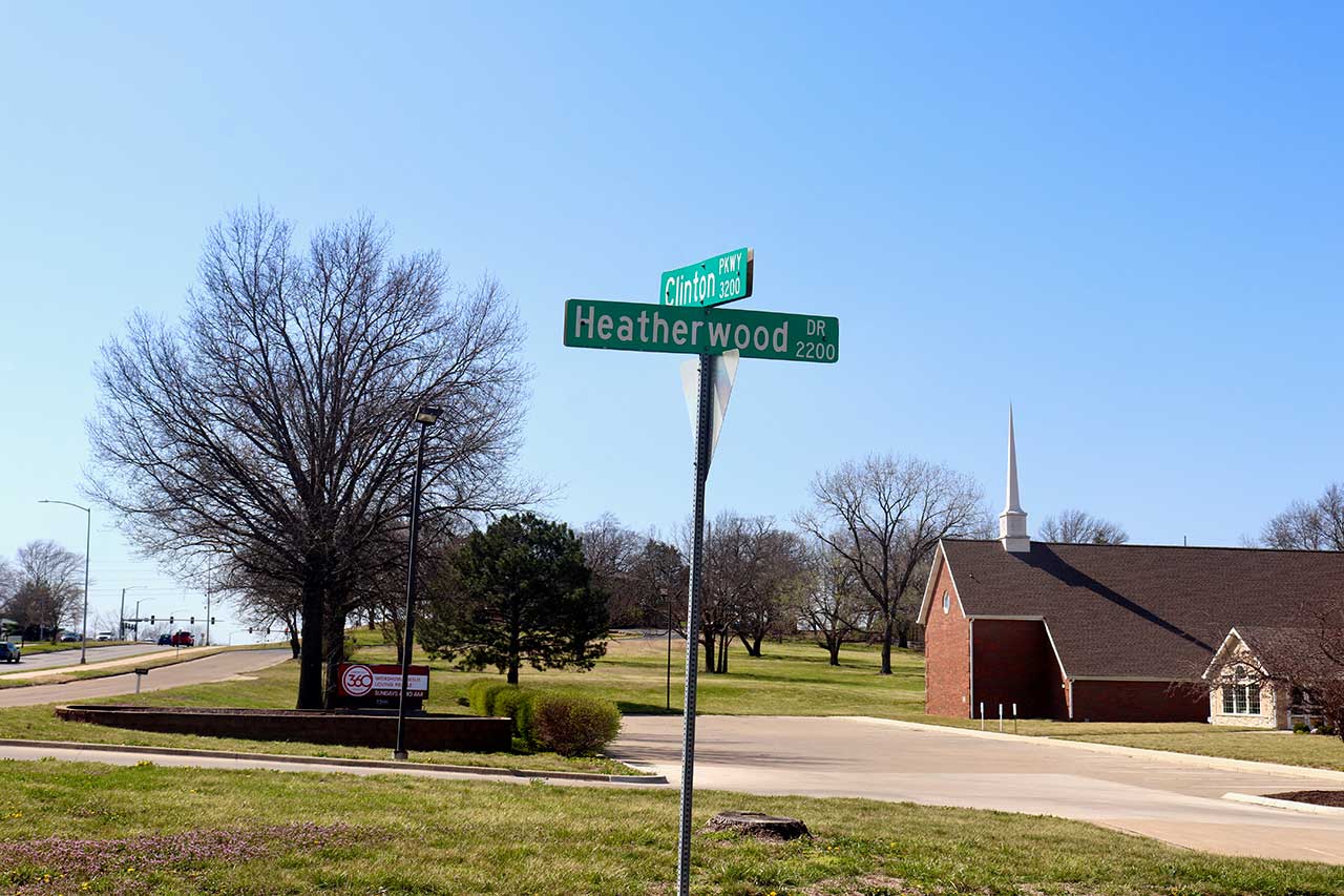 Heatherwood and Clinton Parkway street sign