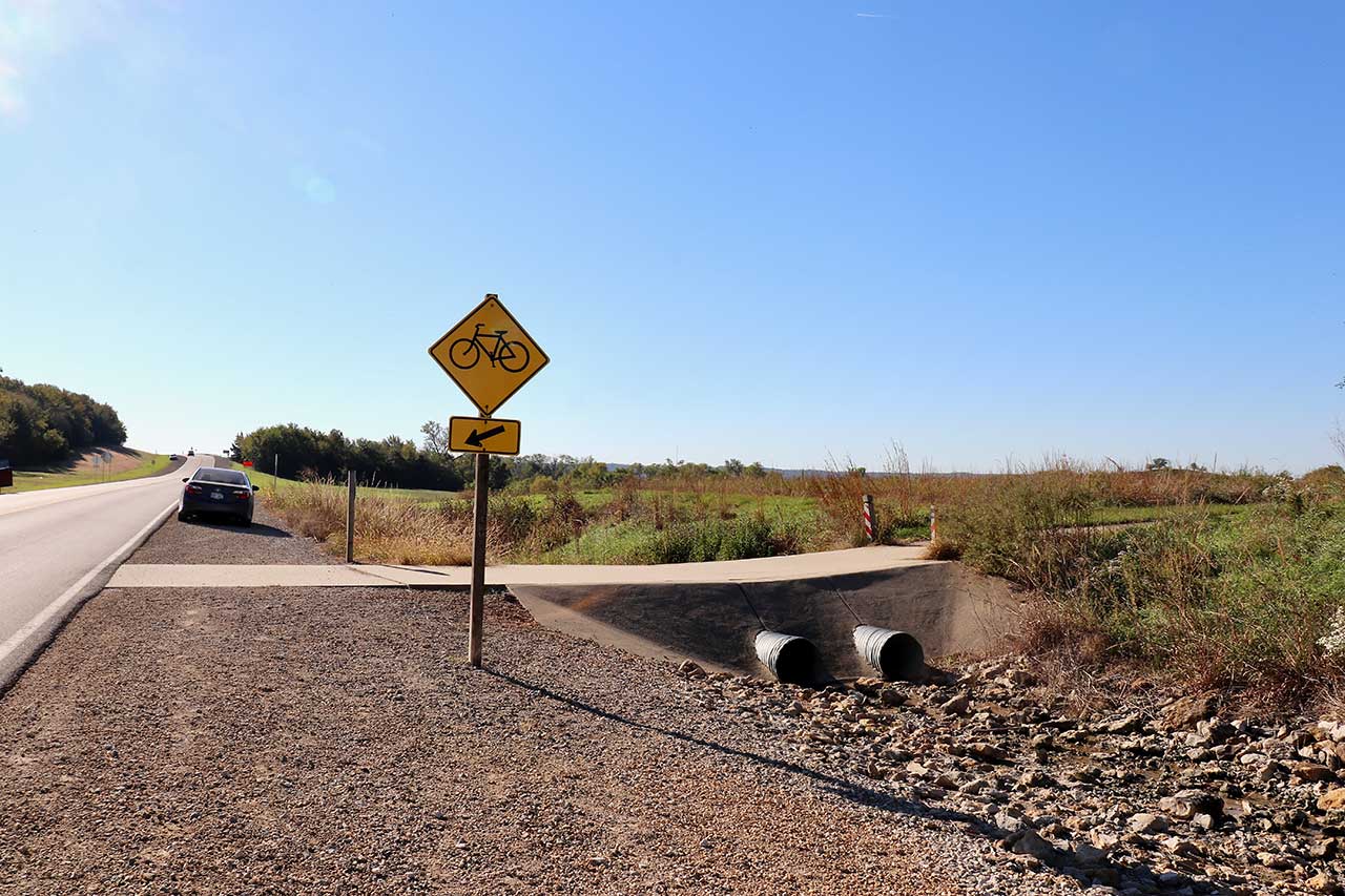 The trail begins at E 900 Road which goes over the Clinton Lake Damn and is a straight ahead of where the Loop section 8 turns to go north toward Rock Chalk Park